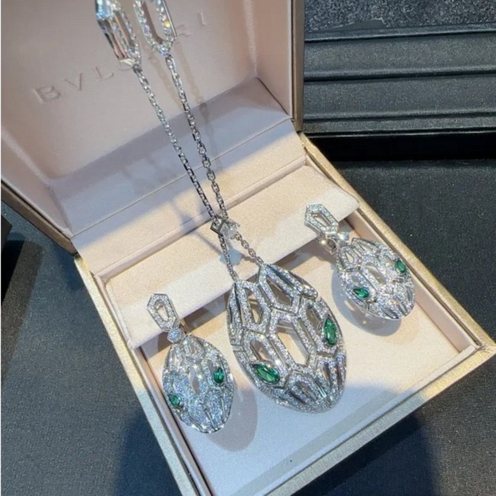 Beautiful set of jewelry in great condition.